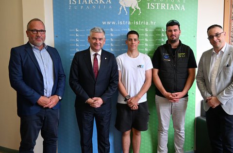 Il presidente della Regione Boris Miletić ha ricevuto il giovane campione nazionale di vela Edi Jurman
