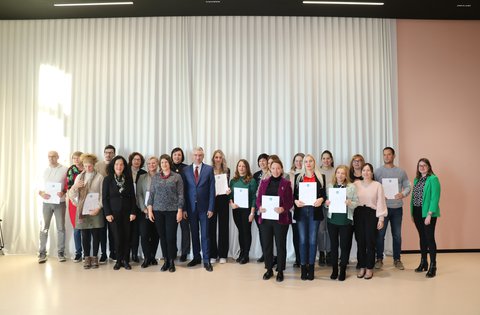 Sono stati consegnati certificati agli insegnanti che hanno seguito il corso di aggiornamento per l'attuazione del programma di Educazione e istruzione civica