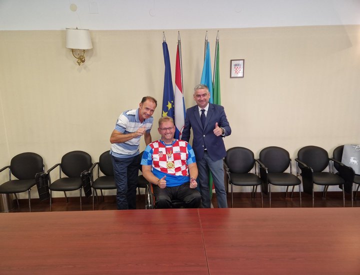 Il presidente Miletić ha organizzato il ricevimento per il campione europeo di parabocce Davor Komar