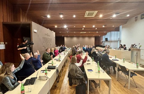 Approvato il Bilancio della Regione Istriana per il 2025 con 27 voti favorevoli, 2 contrari e 6 astenuti