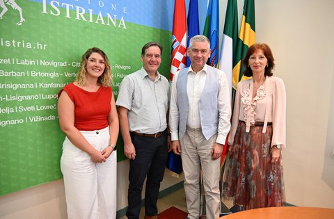 Il presidente della Regione Istriana Boris Miletić e il sindaco di Pedena Dean Močinić hanno discusso delle possibilità di ristrutturazione e riqualificazione dell’ex scuola di Krbune