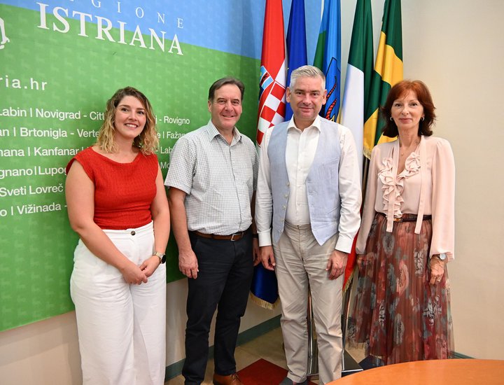 Il presidente della Regione Istriana Boris Miletić e il sindaco di Pedena Dean Močinić hanno discusso delle possibilità di ristrutturazione e riqualificazione dell’ex scuola di Krbune