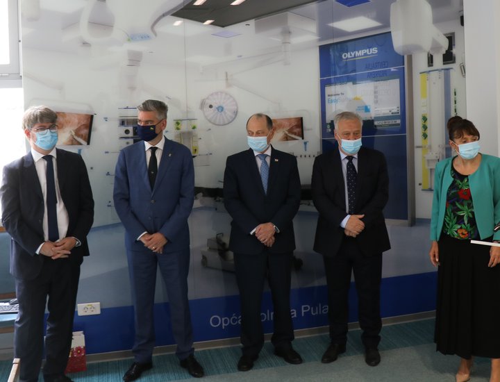 È stato messo solennemente in funzione l'apparecchio per la preparazione centrale dei citostatici nell'Ospedale generale di Pola