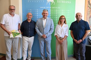 Il presidente della Regione Boris Miletić e la vicepresidente Jessica Acquavita hanno ricevuto i presidenti dei circoli velici VEGA e Società Nautica Pietas Julia A.S.D. in occasione dei 140 anni di vela organizzata a Pola