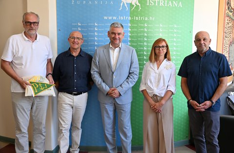 Il presidente della Regione Boris Miletić e la vicepresidente Jessica Acquavita hanno ricevuto i presidenti dei circoli velici VEGA e Società Nautica Pietas Julia A.S.D. in occasione dei 140 anni di vela organizzata a Pola