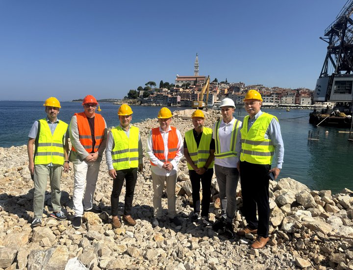 Il Presidente della Regione Miletić visita i lavori di ricostruzione della diga foranea nord di Santa Caterina a Rovigno, un investimento di quasi 8 milioni di euro