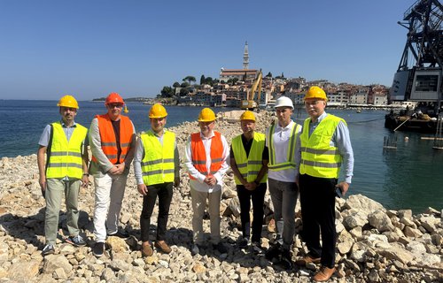 Il Presidente della Regione Miletić visita i lavori di ricostruzione della diga foranea nord di Santa Caterina a Rovigno, un investimento di quasi 8 milioni di euro