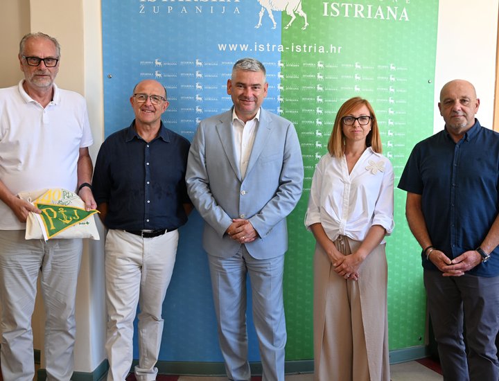 Il presidente della Regione Boris Miletić e la vicepresidente Jessica Acquavita hanno ricevuto i presidenti dei circoli velici VEGA e Società Nautica Pietas Julia A.S.D. in occasione dei 140 anni di vela organizzata a Pola