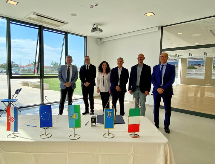 Il presidente Miletić e il sindaco Bassanese hanno firmato un Contratto per l'arredamento congiunto della Scuola media superiore di Umago e hanno annunciato l'inizio delle iscrizioni