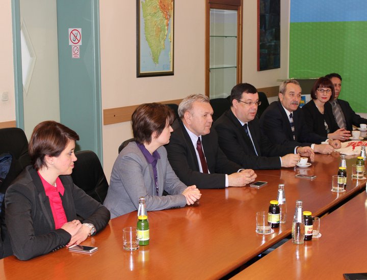 Il Presidente della Regione Istriana Valter Flego assieme ai collaboratori, ha presentato alla delegazione della Regione di Bjelovar e Bilogora i vantaggi del modello istriano di smaltimento dei rifiuti