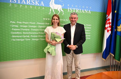 Il presidente della Regione Istriana Miletić ha ricevuto l’attrice Dijana Vidušin, vincitrice del Premio „Vladimir Nazor“
