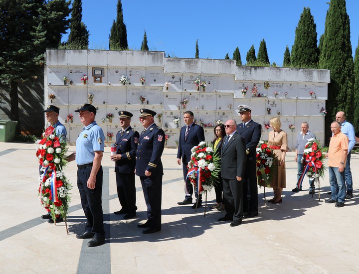 Corone di fiori a Pola in occasione della Giornata dello Stato della Repubblica di Croazia