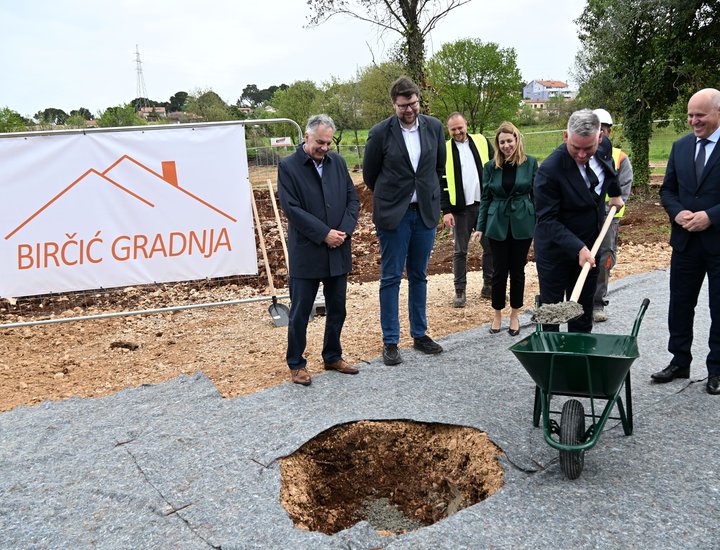 Con la posa della prima pietra a Pola è iniziata la costruzione di 65 appartamenti di edilizia residenziale convenzionata