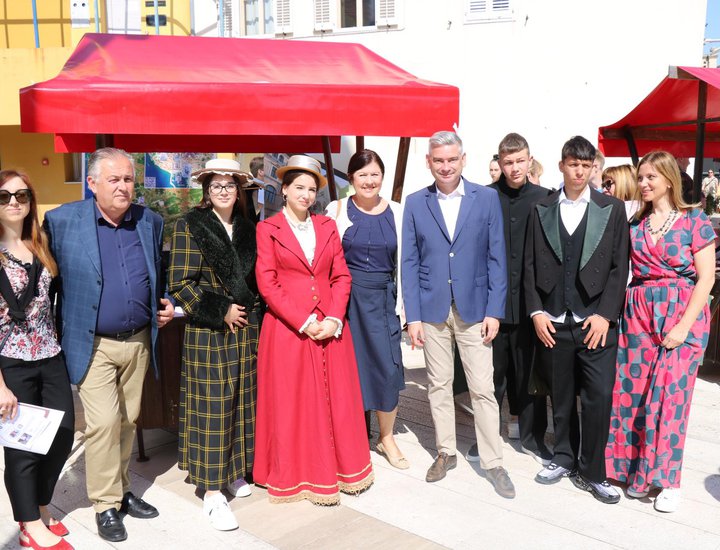 Porečki središnji trg u znaku Festivala zavičajnosti za srednje škole