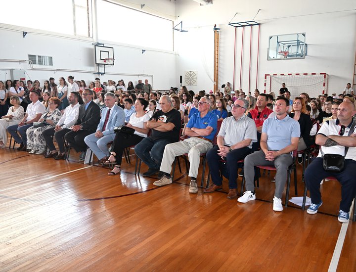 Quasi 720 mila euro per migliori condizioni nell’istruzione: il presidente della Regione Istriana Miletić inaugura le strutture scolastiche rinnovate a Visignano