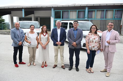 Il presidente Miletić ha consegnato le chiavi di due nuovi furgoni scolastici alle scuole elementari di Buie