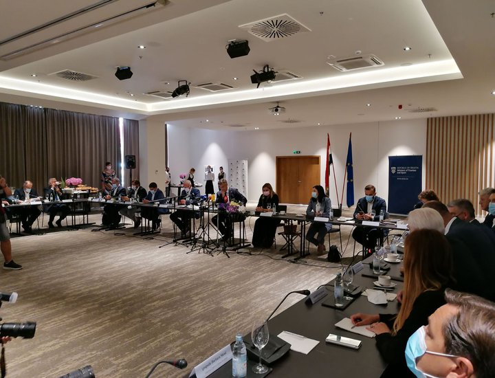 Il presidente Miletić all'incontro con il presidente del governo della RC e i rappresentanti del settore turistico