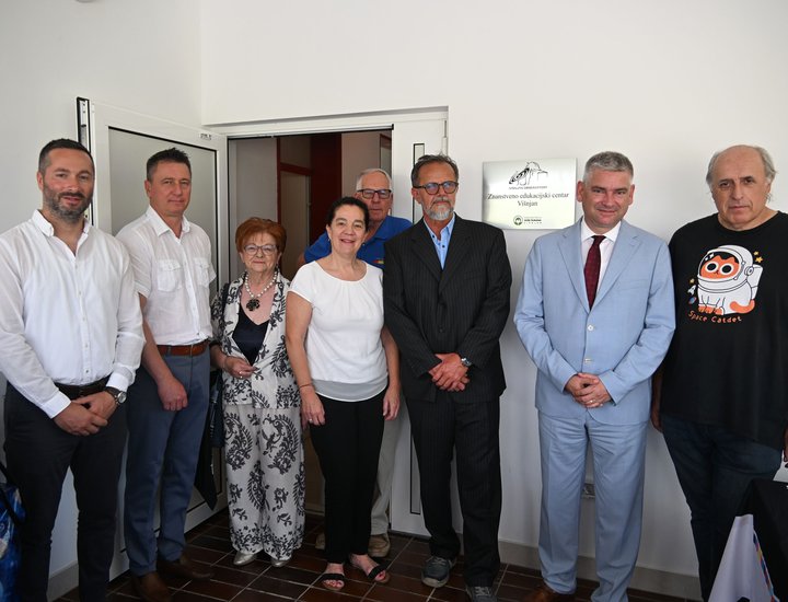 Quasi 720 mila euro per migliori condizioni nell’istruzione: il presidente della Regione Istriana Miletić inaugura le strutture scolastiche rinnovate a Visignano