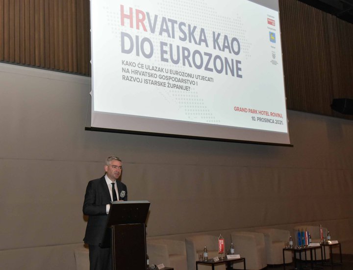 Conferenza a Rovigno sul tema dell'introduzione dell'euro