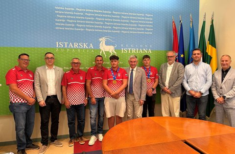 Il presidente Miletić ha accolto i tiratori di successo della nazionale junior croata, provenienti dalla Regione Istriana