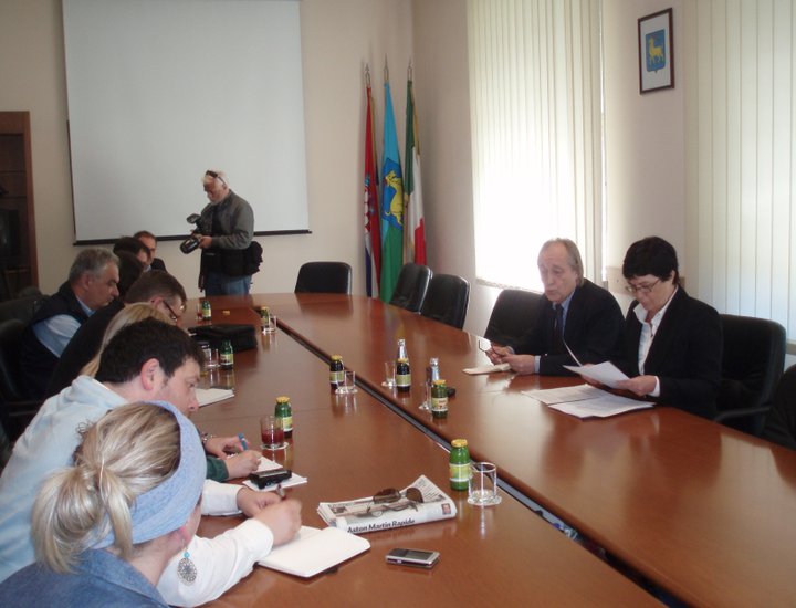 Dvojezični putokazi na istarskom Ipsilonu - primjer nelegalnosti/ I cartelli stradali bilingui sull'Ipsilon istriana - un esempio d'illegalità