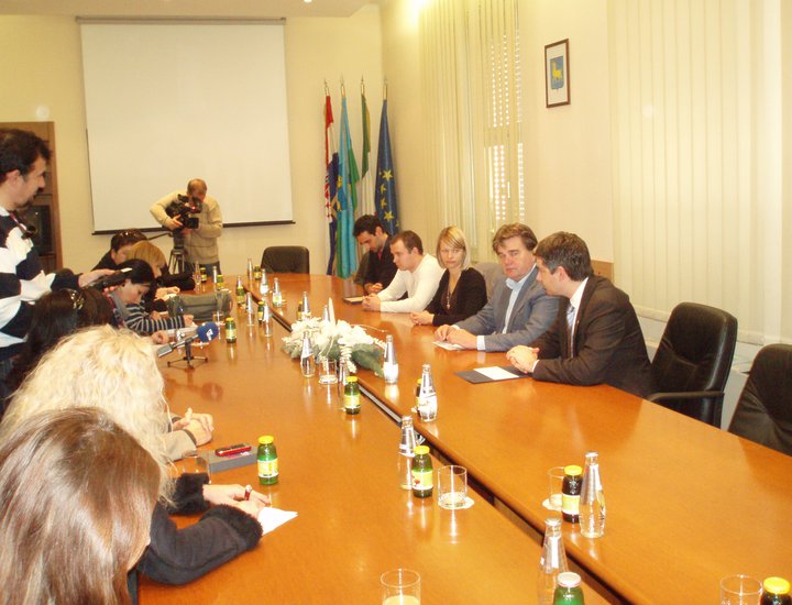 Pula: Istarski župan i pulski gradonačelnik primili predstavnike Humanitarne udruge "Naš san njihov osmijeh"