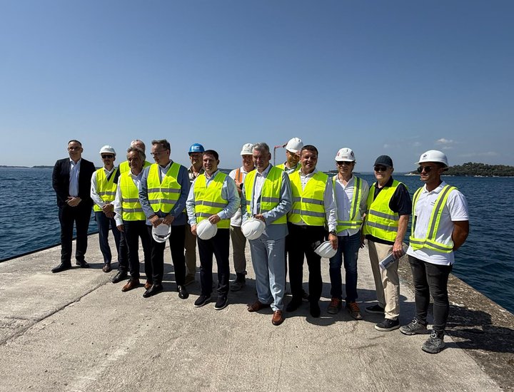 Ministar Butković i župan Miletić obišli radove na rekonstrukciji pulskog lukobrana, projektu vrijednom 26,8 milijuna eura