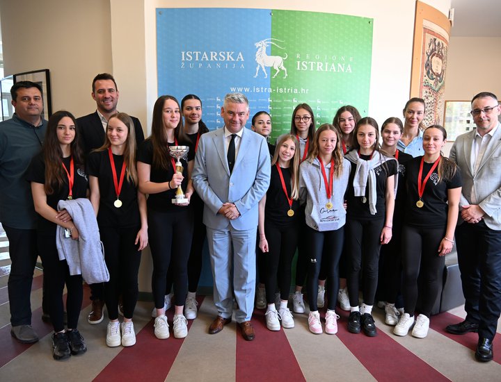 Le giovani campionesse croate del Club di pallavolo di Dignano ricevute dal presidente della Regione Istriana Boris Miletić