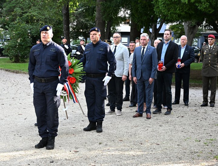 Istarski župan Boris Miletić položio vijence na spomen-obilježjima u povodu Dana policije