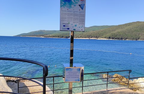 U sklopu provedbe projekata CAPonLITTER i MARLESS, u Rapcu, Plomin Luci i Ravnima postavljeni stalci s pepeljarama za na plažu