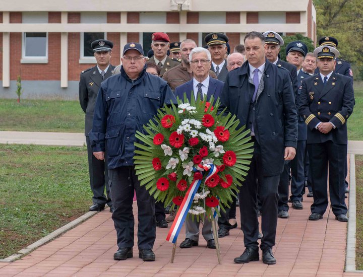 Depositate le corone di fiori per i pirotecnici caduti all'Aeroporto di Pola 31 anni fa