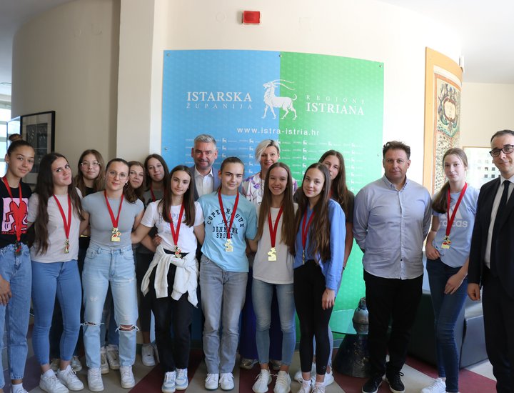 Župan Miletić primio mlade odbojkašice OŠ Vodnjan, pobjednice prvenstva Hrvatske