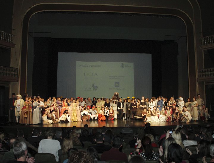 Nello strapieno Teatro popolare istriano - Teatro cittadino di Pola, si è tenuta l'Incoronazione dell'Istria Inspirit