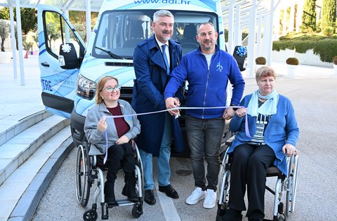 Društvo distrofičara Istre predstavilo suvremeno kombi vozilo koje je sufinancirala Istarska županija